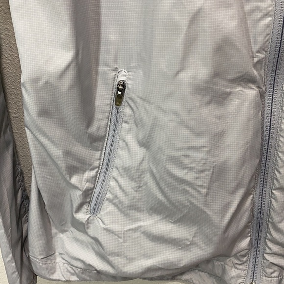 Nike Running essential jacket in grey - Picture 2 of 10